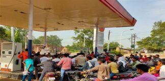 यूपी में पेट्रोल-डीजल की अफवाहों के बीच शनिवार को भीड़ थमी, कहीं-कहीं अभी भी लाइनें, कौशांबी और कानपुर में टैंकर हादसों के बाद लोग डीजल-पेट्रोल भरकर ले गए