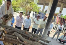 गोरखपुर: सात बेटियों ने पिता का अंतिम संस्कार किया, बड़ी बेटी ने दी मुखाग्नि, समाज की परंपरा को तोड़ा