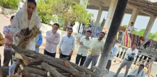 गोरखपुर: सात बेटियों ने पिता का अंतिम संस्कार किया, बड़ी बेटी ने दी मुखाग्नि, समाज की परंपरा को तोड़ा