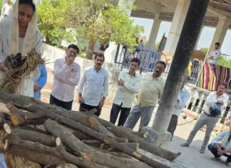 गोरखपुर: सात बेटियों ने पिता का अंतिम संस्कार किया, बड़ी बेटी ने दी मुखाग्नि, समाज की परंपरा को तोड़ा