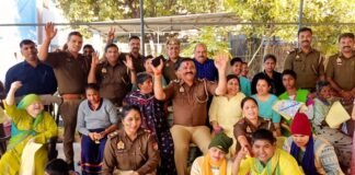 मिठाई, कपड़े और खुशियाँ… लखनऊ में इंस्पेक्टर विक्रम सिंह ने अनाथ बच्चों, बुजुर्गों और बेसहारा लोगों के साथ मनाई होली