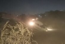 ग्रेटर नोएडा में नाले में फिर गिरी स्विफ्ट कार, ग्रेनो प्राधिकरण की लापरवाही एक बार फिर उजागर, रास्ता बंद होने के बावजूद कोई बैरिकेडिंग नहीं