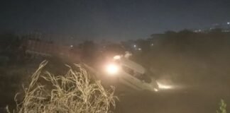 ग्रेटर नोएडा में नाले में फिर गिरी स्विफ्ट कार, ग्रेनो प्राधिकरण की लापरवाही एक बार फिर उजागर, रास्ता बंद होने के बावजूद कोई बैरिकेडिंग नहीं