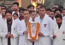 गोरखपुर: मृत MBBS छात्र आकाश पांडेय को न्याय दिलाने की मांग तेज, छात्रों ने BRD मेडिकल कॉलेज का OPD पर्ची काउंटर कराया बंद
