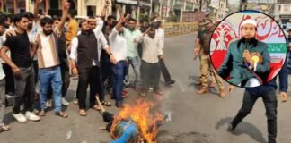 250 ग्राम मांस… लखनऊ के हजरतगंज में मौलाना अब्दुल्ला सलीम का फूंका गया पुतला, CM योगी की मां को लेकर की थी आपत्तिजनक टिप्पणी