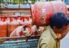 गोरखपुर में बड़ी कार्रवाई : गंगा गैस एजेंसी पर 33 लाख का जुर्माना, होम डिलीवरी बंद कर उपभोक्ताओं को रातभर लाइन में खड़ा रखने का आरोप