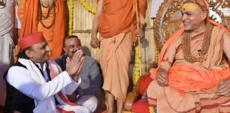UP: शंकराचार्य अविमुक्तेश्वरानंद से मिलने पहुंचे अखिलेश यादव, बोले- नकली संतों का होगा अंत