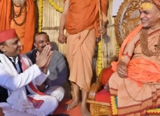 UP: शंकराचार्य अविमुक्तेश्वरानंद से मिलने पहुंचे अखिलेश यादव, बोले- नकली संतों का होगा अंत