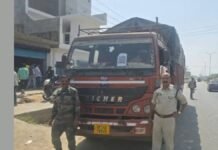 UP: फर्रुखाबाद में एआरटीओ की बड़ी कार्रवाई, ओवरलोडिंग और बकाया टैक्स पर 9 ट्रक सीज