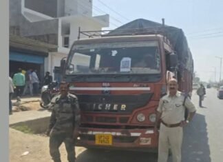 UP: फर्रुखाबाद में एआरटीओ की बड़ी कार्रवाई, ओवरलोडिंग और बकाया टैक्स पर 9 ट्रक सीज