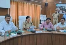 फर्रुखाबाद: ‘नो हेलमेट, नो पेट्रोल’ का सख्ती से होगा पालन, गैस की कालाबाजारी पर भी डीएम-एसपी सख्त