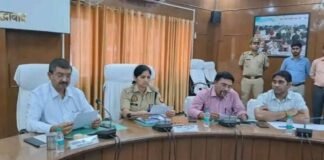 फर्रुखाबाद: ‘नो हेलमेट, नो पेट्रोल’ का सख्ती से होगा पालन, गैस की कालाबाजारी पर भी डीएम-एसपी सख्त