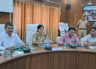 फर्रुखाबाद: ‘नो हेलमेट, नो पेट्रोल’ का सख्ती से होगा पालन, गैस की कालाबाजारी पर भी डीएम-एसपी सख्त