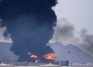 ईरान ने अमेरिका-ब्रिटेन के बेस पर बरसाईं मिसाइलें! हिंद महासागर तक पहुंचा युद्ध