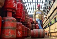 यूपी में गैस सिलेंडर किल्लत बरकरार, हापुड़ में लाइन में लगा युवक हार्ट अटैक से गिरा, हालत गंभीर