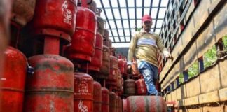 यूपी में गैस सिलेंडर किल्लत बरकरार, हापुड़ में लाइन में लगा युवक हार्ट अटैक से गिरा, हालत गंभीर