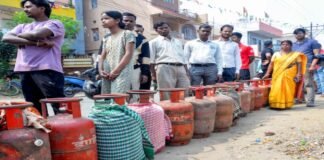गैस सिलिंडरों के लिए मारामारी,अधिकारियों का कहना कि देश में रसोई गैस का पर्याप्त भंडार उपलब्ध है