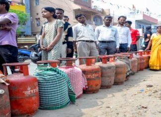 गैस सिलिंडरों के लिए मारामारी,अधिकारियों का कहना कि देश में रसोई गैस का पर्याप्त भंडार उपलब्ध है