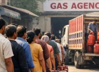 यूपी में एलपीजी संकट: एजेंसियों के बाहर लंबी कतारें, गोरखपुर में पुलिस की मौजूदगी में सिलेंडर वितरण, लखनऊ की चटोरी गली में दुकानें बंद
