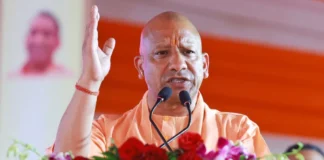 लखनऊ: स्वच्छता अभियान को नई गति, CM योगी ने 250 इलेक्ट्रिक वाहनों को हरी झंडी दिखाई, पूर्व सरकारों पर साधा निशाना