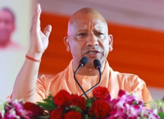 लखनऊ: स्वच्छता अभियान को नई गति, CM योगी ने 250 इलेक्ट्रिक वाहनों को हरी झंडी दिखाई, पूर्व सरकारों पर साधा निशाना