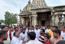 प्राचीन शिव मंदिर परिसर में मांस का टुकड़ा फेंकने से गांव में तनाव, महिला पर कार्रवाई की मांग तेज AI Generated Video