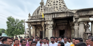 प्राचीन शिव मंदिर परिसर में मांस का टुकड़ा फेंकने से गांव में तनाव, महिला पर कार्रवाई की मांग तेज AI Generated Video