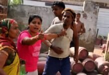 रायबरेली में सिलेंडर वाली ‘लेडी सिंघम’: 4 दिन की लाइन के बाद फूटा गुस्सा, कर्मचारियों से अकेली भीड़ गई महिला; वीडियो वायरल