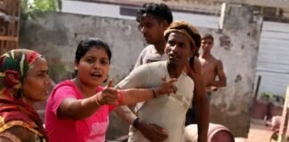 रायबरेली में सिलेंडर वाली ‘लेडी सिंघम’: 4 दिन की लाइन के बाद फूटा गुस्सा, कर्मचारियों से अकेली भीड़ गई महिला; वीडियो वायरल