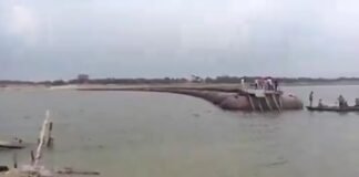 मिर्जापुर-मझवां में उद्घाटन के महज 14 दिन बाद हवा में उड़ गया 2.45 करोड़ का पीपा पुल, तेज आंधी ने मचाया हड़कंप