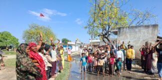 चंदौली के महेवा-मेहमदपुर में 5 साल से बदहाल सड़क-नालियों से त्रस्त ग्रामीण, आंदोलन और चुनाव बहिष्कार की दी चेतावनी