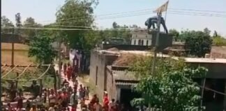 рдпреВрдкреА рдореЗрдВ рдЦрдВрднреЗ рдкрд░ рдХрд╛рдо рдХрд░ рд░рд╣реЗ рд▓рд╛рдЗрдирдореИрди рдХреА рдХрд░реЗрдВрдЯ рд▓рдЧрдиреЗ рд╕реЗ рджрд░реНрджрдирд╛рдХ рдореМрдд, рдЧрд╛рдВрд╡ рдореЗрдВ рдкрд╕рд░рд╛ рдорд╛рддрдо