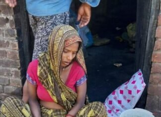 चालाकापुर में आकाशीय बिजली से आग: दो मौतें, राख के बीच अधजली किताब पर लिखती तस्वीर ने झकझोरा