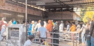 ओपीडी देर से खुलने पर स्वास्थ्य व्यवस्था बेपटरी, गरीब मरीज निजी अस्पतालों की ओर कर रूख