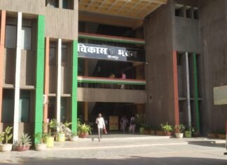 सीतापुर में आंगनबाड़ी केंद्र पर परिवार का कब्जा, बच्चों का भविष्य संकट में; ग्रामीणों ने की जांच और कार्रवाई की मांग