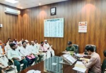 राजनीतिक दलों के साथ बैठक में डीएम ने जारी की अंतिम वोटर लिस्ट