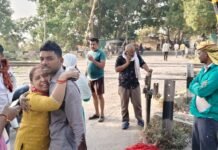 बाइक से गिरी महिला को डीसीएम ने कुचला, मौके पर दर्दनाक मौत