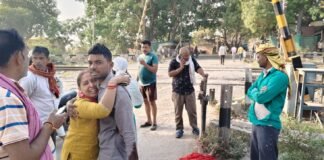 बाइक से गिरी महिला को डीसीएम ने कुचला, मौके पर दर्दनाक मौत