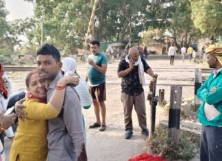 बाइक से गिरी महिला को डीसीएम ने कुचला, मौके पर दर्दनाक मौत