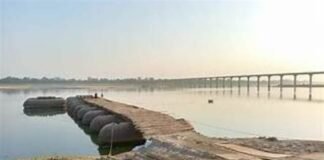 यूपी में आंधी-बारिश-ओले का कहर: प्रयागराज में गंगा पर पांटून पुल बहा, 6 जिलों में ओले, मुजफ्फरनगर में 20 फीट सड़क धंसी, 25 जिलों में तबाही