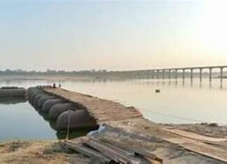 यूपी में आंधी-बारिश-ओले का कहर: प्रयागराज में गंगा पर पांटून पुल बहा, 6 जिलों में ओले, मुजफ्फरनगर में 20 फीट सड़क धंसी, 25 जिलों में तबाही