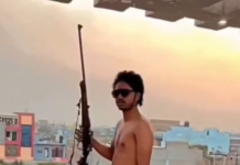 इटावा में सनसनी: यूट्यूबर कन्हैया यादव ‘कबीरा’ का वीडियो वायरल, 3 राइफल दिखाकर अधिवक्ताओं को धमकी का आरोप; वकीलों में आक्रोश, गिरफ्तारी की मांग तेज