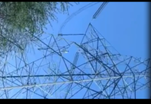 इश्क में “वीरू” बना पति : हाई-वोल्टेज टावर पर चढ़कर किया हाई ड्रामा