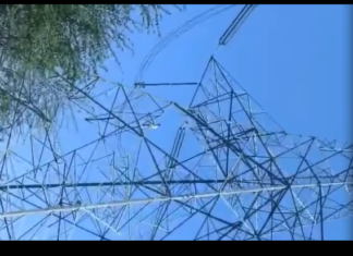 इश्क में “वीरू” बना पति : हाई-वोल्टेज टावर पर चढ़कर किया हाई ड्रामा