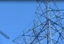 इश्क में “वीरू” बना पति : हाई-वोल्टेज टावर पर चढ़कर किया हाई ड्रामा