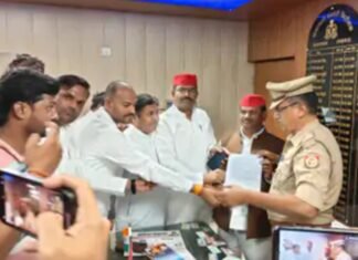 अपर्णा यादव पर FIR.. लखनऊ में सपा का विरोध, समाजवादी पार्टी का झंडा जलाने पर भड़का विवाद