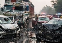 हापुड़ में बारात से लौट रही बस को ट्रक ने मारी टक्कर : 6 बारातियों समेत 6 की मौत, 7 घायल; दूल्हे के पिता सहित कई रिश्तेदार शिकार