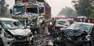 हापुड़ में बारात से लौट रही बस को ट्रक ने मारी टक्कर : 6 बारातियों समेत 6 की मौत, 7 घायल; दूल्हे के पिता सहित कई रिश्तेदार शिकार