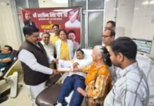 लखनऊ: अरविंद सिंह गोप के जन्मदिन पर सपा कार्यकर्ताओं ने किया रक्तदान, पेश की सेवा की मिसाल