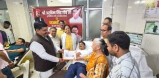 लखनऊ: अरविंद सिंह गोप के जन्मदिन पर सपा कार्यकर्ताओं ने किया रक्तदान, पेश की सेवा की मिसाल